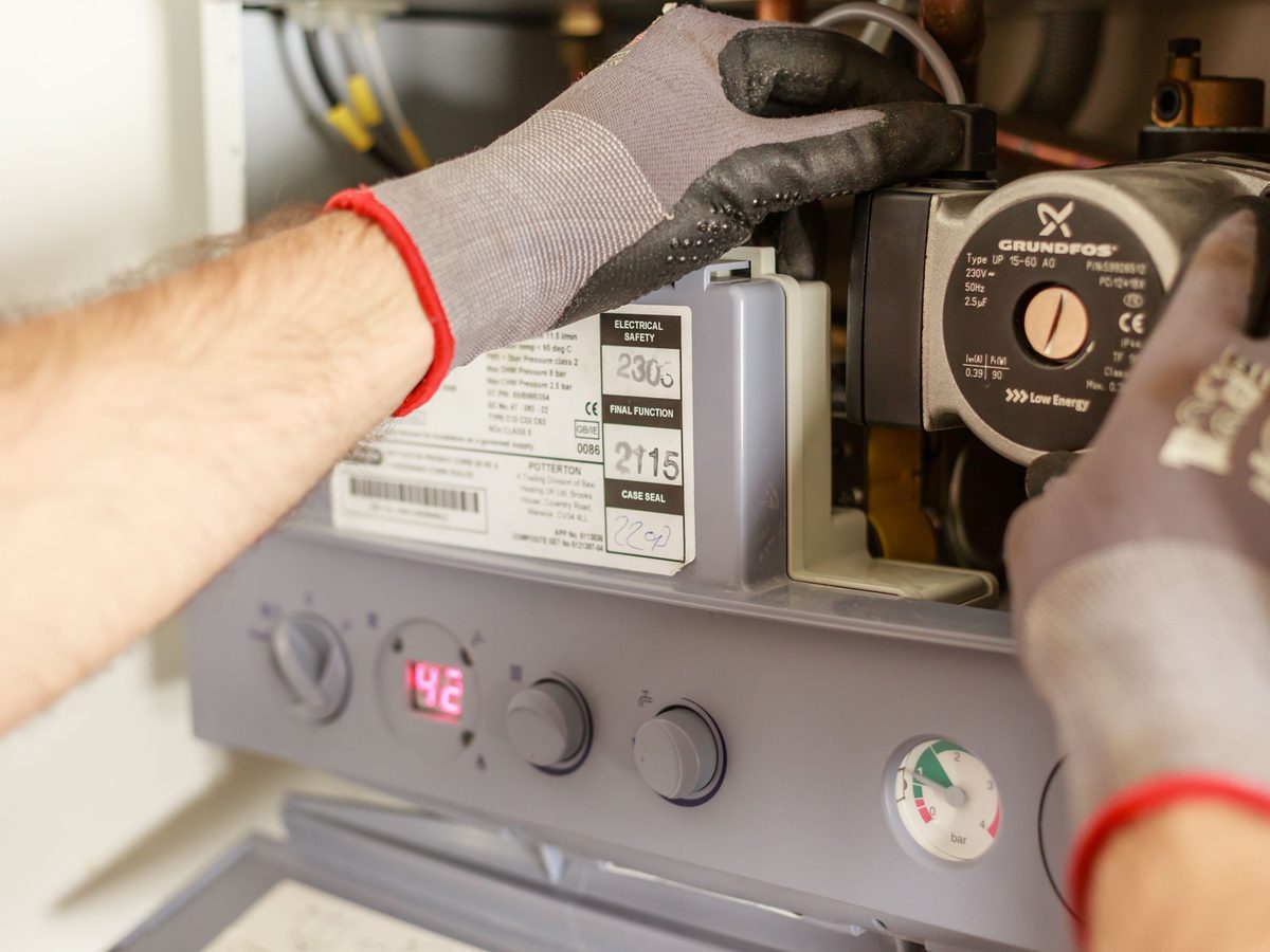 Techniker arbeitet an der Heizungsanlage