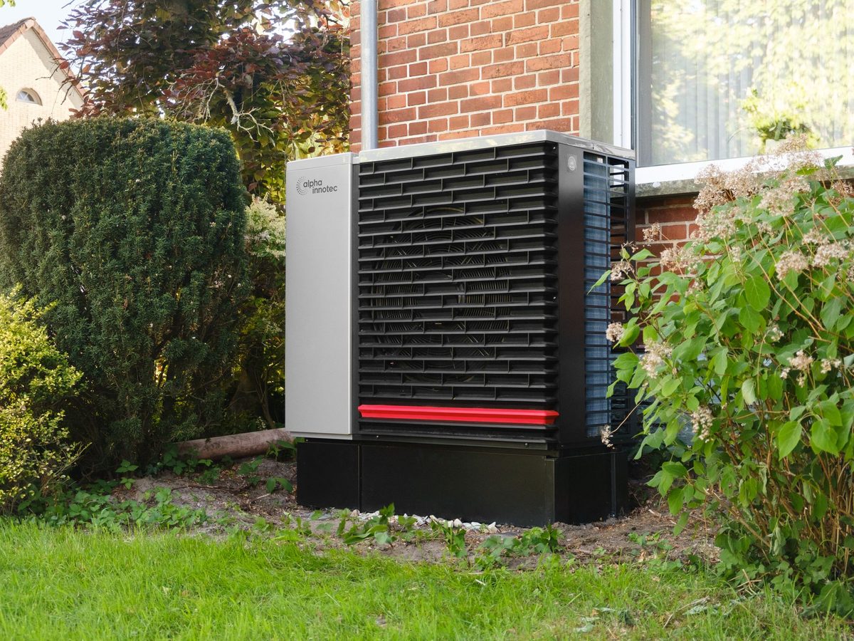 Wärmepumpe an einem Wohnhaus